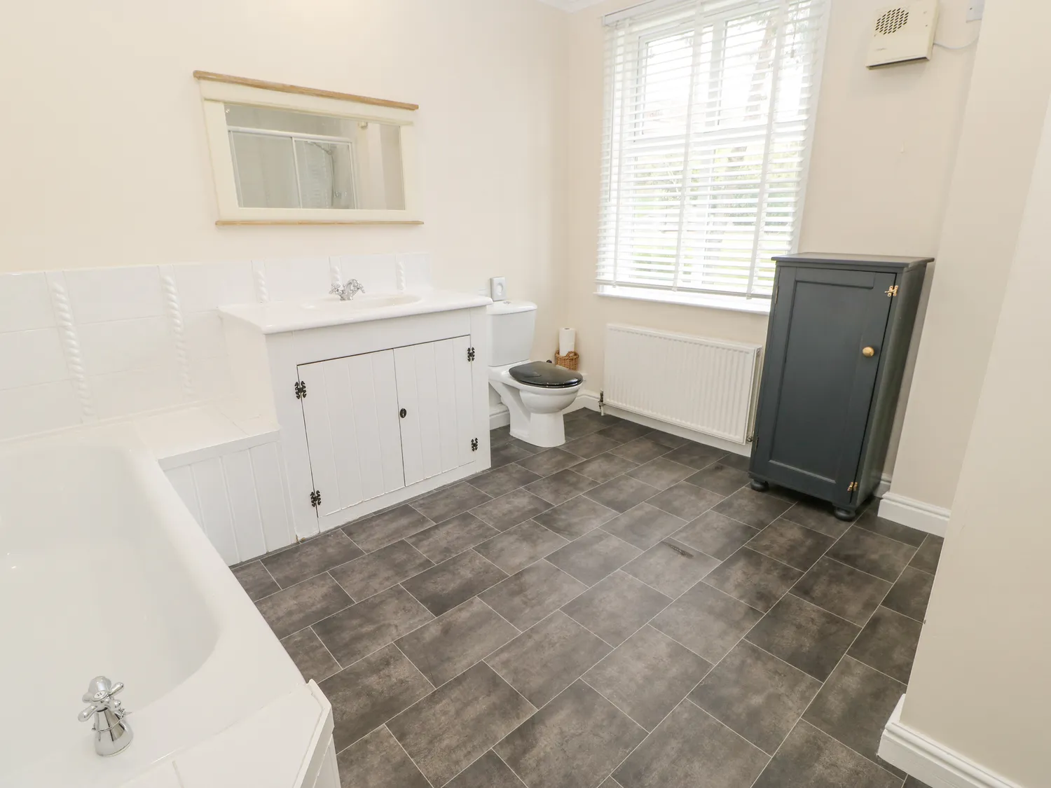 En-suite bathroom at Heather Brae